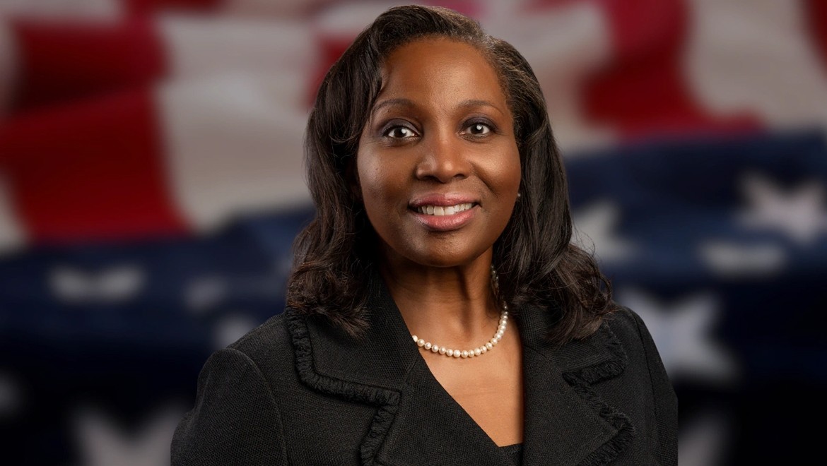 Yüksek Mahkeme Cook'un göreve devam etmesine izin verdi