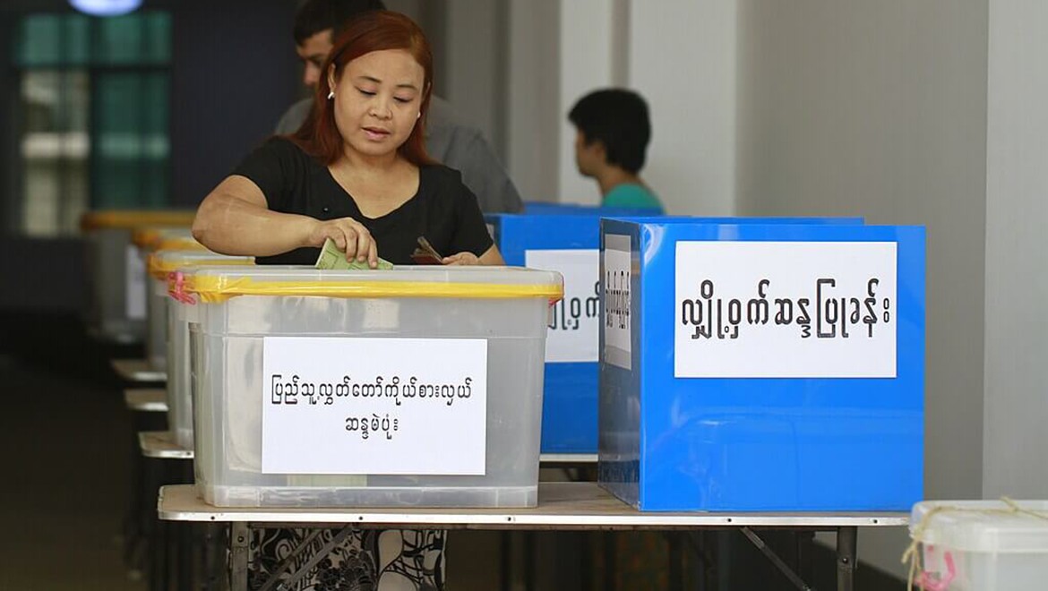 Myanmar'da halk, darbe sonrası ilk kez sandık başında