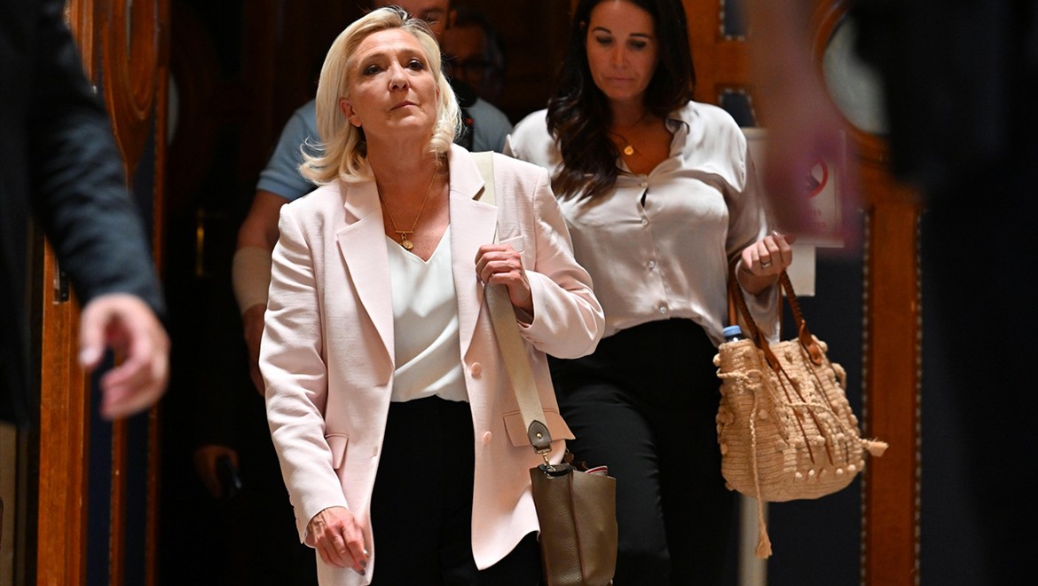 Le Pen'e 15 ay siyasetten men yasağı verildi