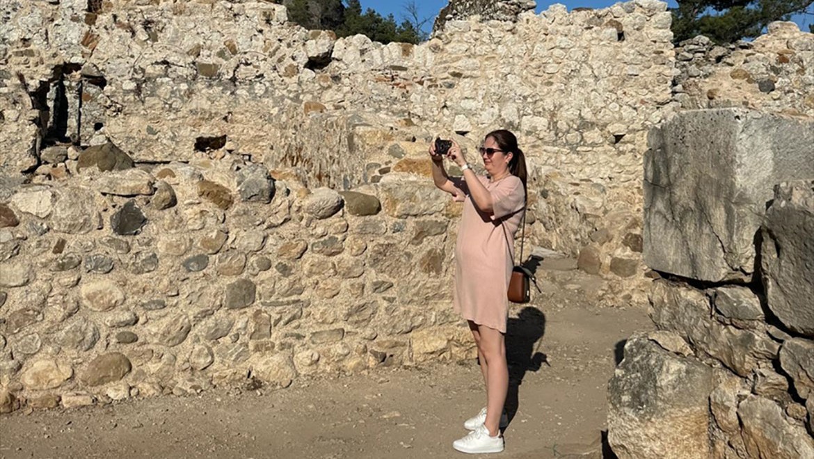 Olympos antik kenti turistlerin ilgisini çekiyor