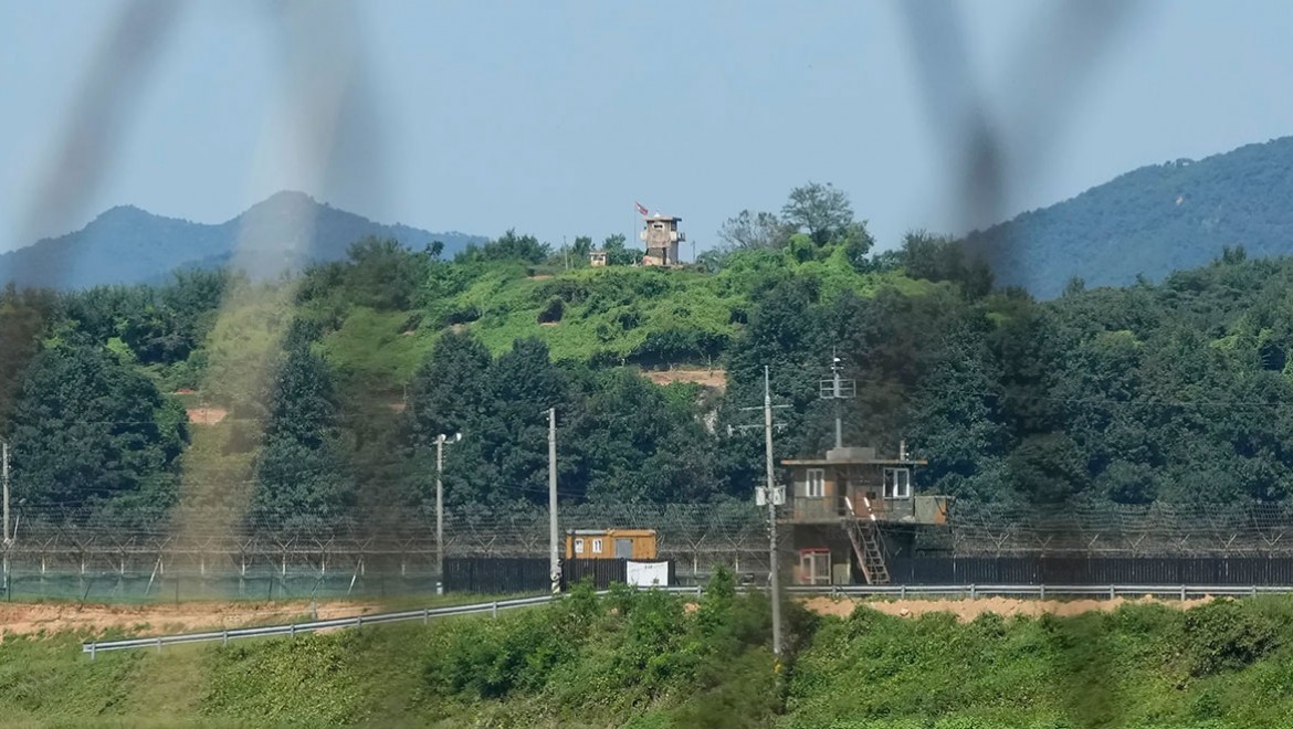 K. Kore'nin G. Kore sınırında tahkimat inşa ediyor