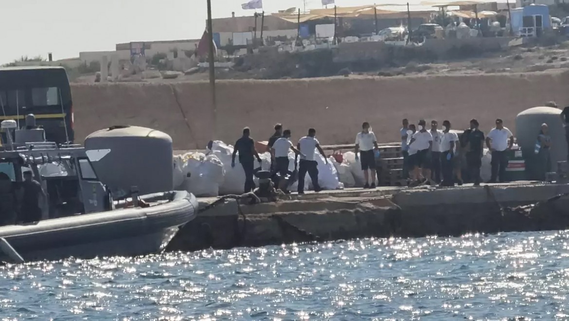 Girit açıklarında göçmen teknesi battı, 18 kişi öldü