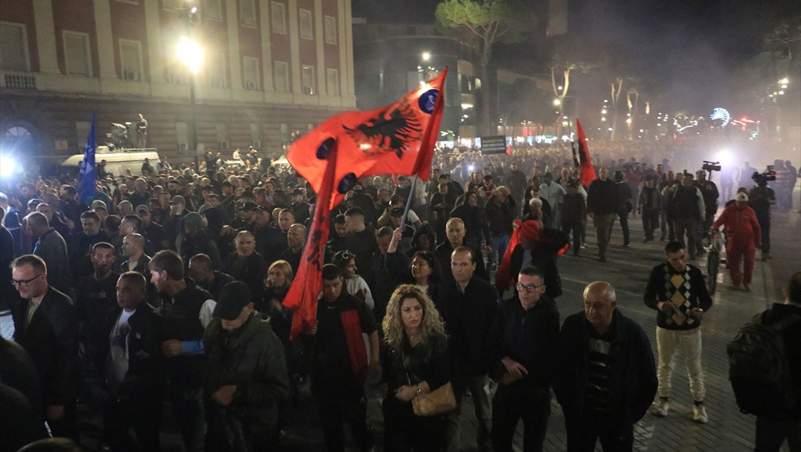Arnavutluk'ta hükümet karşıtı protestolar büyüyor