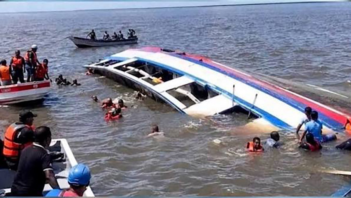Guyana açıklarında feribot alabora oldu, 72 ölü