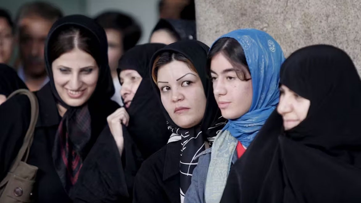 İran'da zorunlu başörtüsü yasası tartışmaları sürüyor