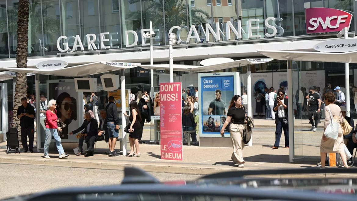 Cannes'da elektrik kesildi, film gösterimi yarıda kaldı