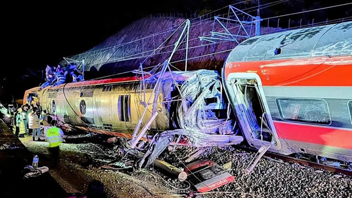İspanya'da iki hızlı tren raydan çıktı: 39 ölü