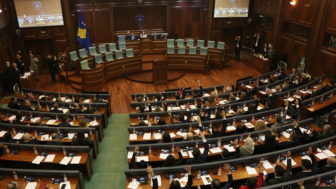 Kosova'da yeni hükümet Meclisten güven oyu aldı